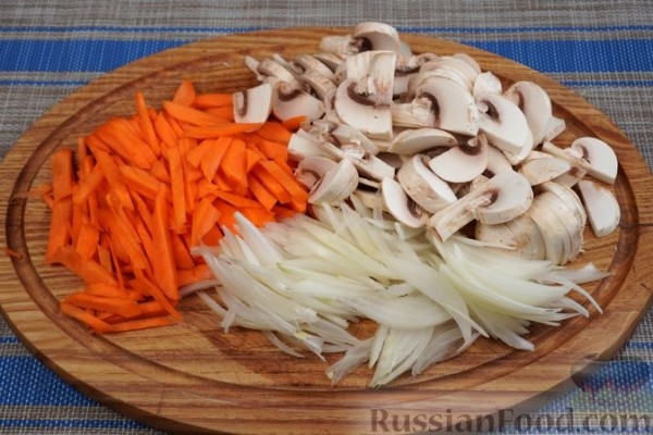 Солянка из капусты с колбасками и грибами