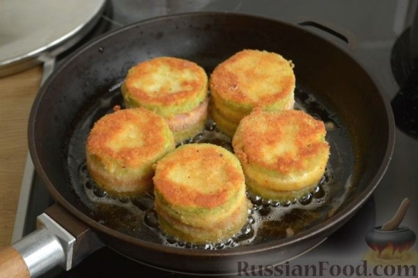 Жареные кабачки с начинкой из колбасы и сыра