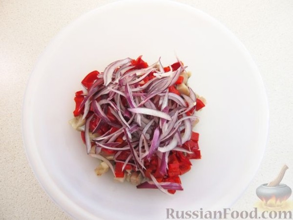 Салат с селёдкой, фасолью, кукурузой и овощами