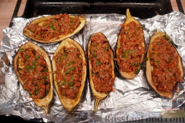 Мелидзанес папуцакья (фаршированные баклажаны)