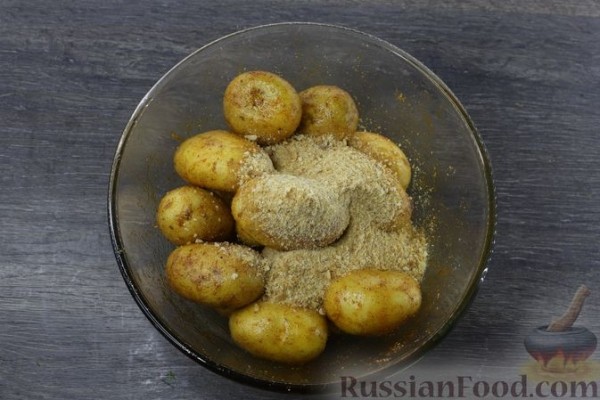 Молодая картошка, запечённая в духовке с сухарями