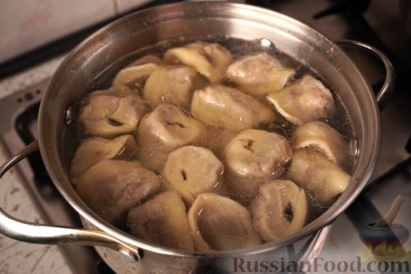 Свекольный бульон с мясными ушками