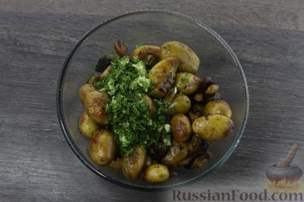 Жареная отварная молодая картошка с грибами и мёдом