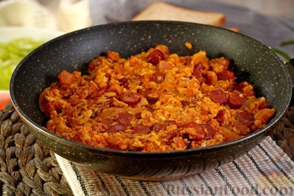 Яичница-болтунья с беконом и колбасками