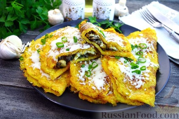 Картофельные драники с курицей, грибами и сыром
