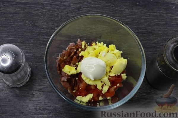 Яйца, фаршированные беконом и помидором