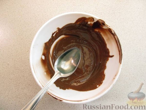 Шоколадный кекс с бананом, изюмом и ореховой пастой