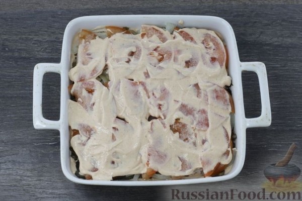 Куриное филе, запечённое с грибами, луком и помидорами
