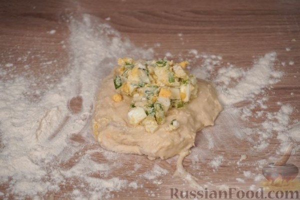 Картофельные булочки с яйцами, зеленью и сыром