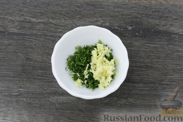 Жареная отварная молодая картошка с грибами и мёдом