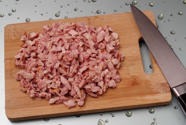 Салат с копченой курицей и овощами