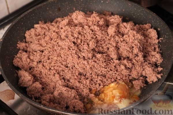 Свекольный бульон с мясными ушками