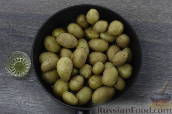 Жареная отварная молодая картошка с грибами и мёдом