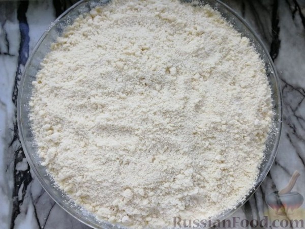 Насыпной пирог с ревенем, творогом и корицей