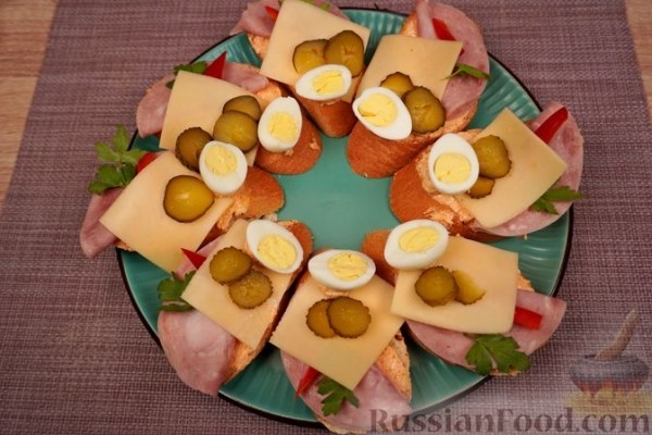 Хлебички (бутерброды с творожной намазкой, ветчиной и сыром)