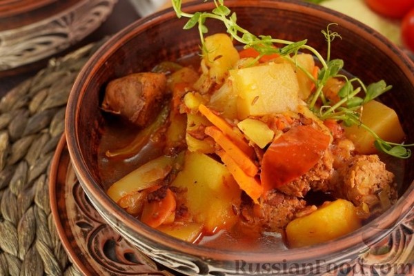 Гуляш с колбасками