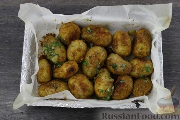 Молодая картошка, запечённая в духовке с сухарями