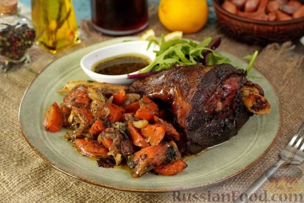 Ножка барашка, запечённая с овощами