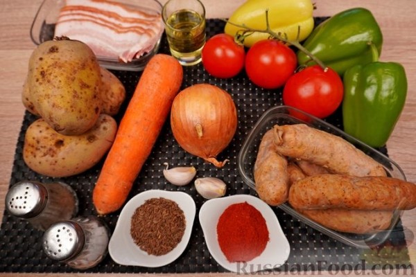 Гуляш с колбасками