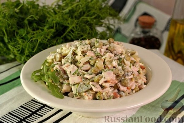 Салат "Деликатесный" с ветчиной и маринованными огурцами