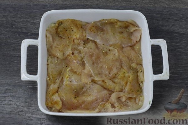 Куриное филе, запечённое с грибами, луком и помидорами