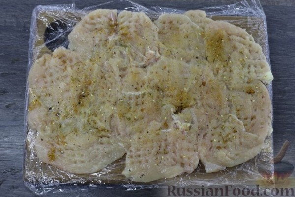 Куриное филе, запечённое с грибами, луком и помидорами