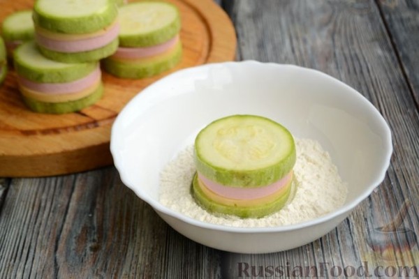 Жареные кабачки с начинкой из колбасы и сыра