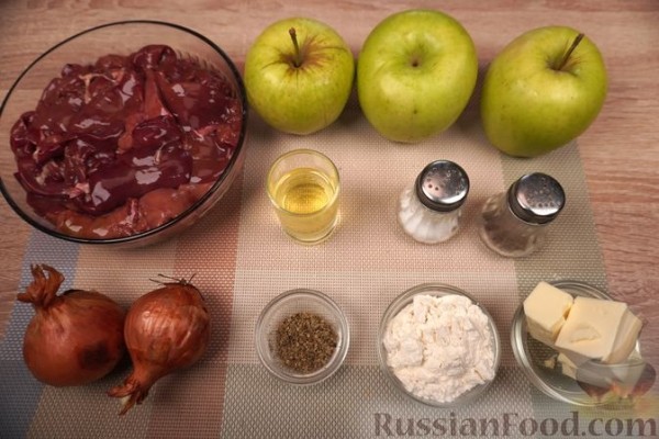 Печень с луком и яблоками по-польски