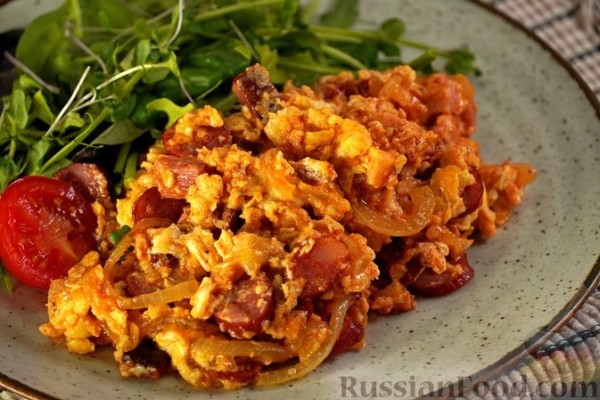 Яичница-болтунья с беконом и колбасками