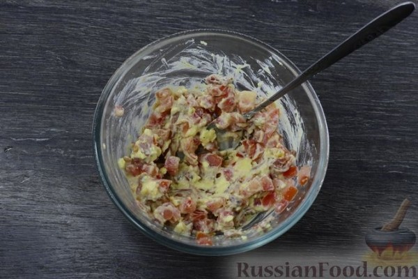 Яйца, фаршированные беконом и помидором