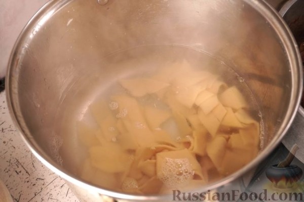 Лазанки, запечённые с капустой, мясом и грибами