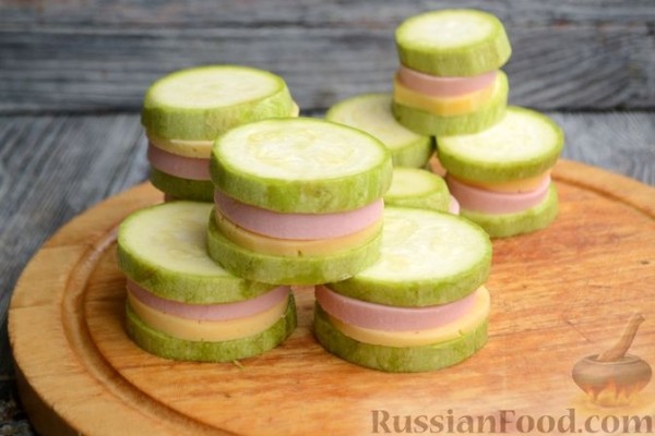 Жареные кабачки с начинкой из колбасы и сыра