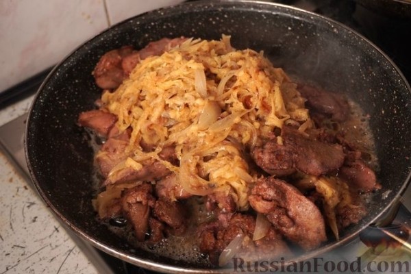 Печень с луком и яблоками по-польски