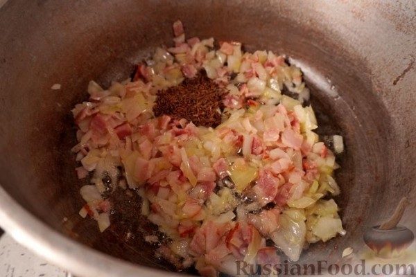 Гуляш с колбасками