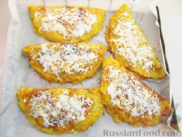 Картофельные драники с курицей, грибами и сыром