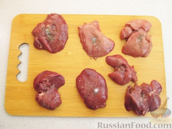 Куриная печень, запечённая с луком