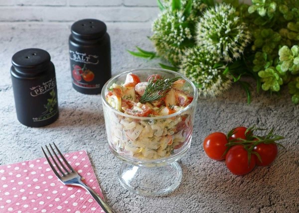 Салат с крабовыми палочками, сыром и помидорами