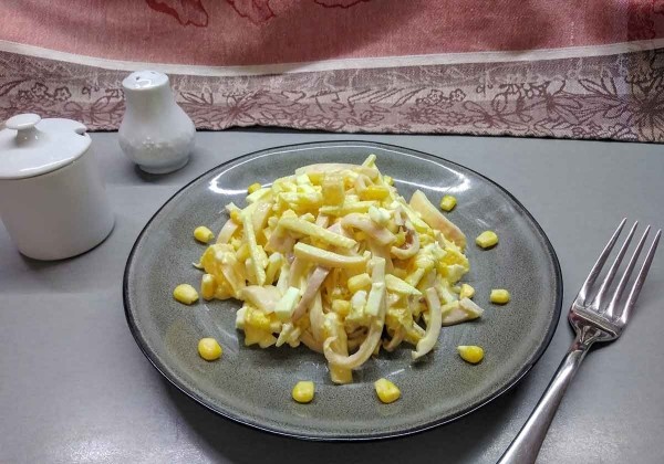 Салат из кальмаров с яблоком и апельсином
