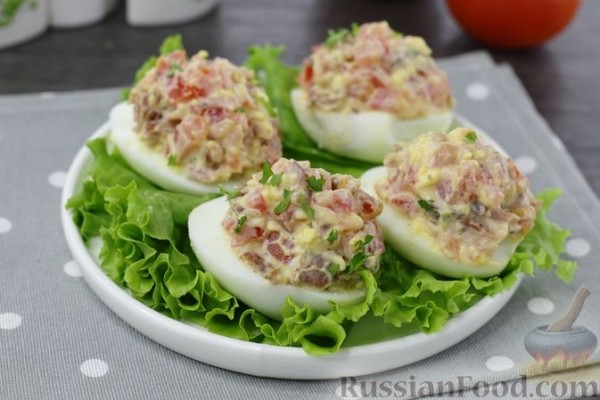 Яйца, фаршированные беконом и помидором