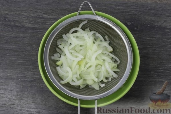 Куриное филе, запечённое с грибами, луком и помидорами