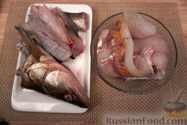 Рыбный суп с фрикадельками и сметаной
