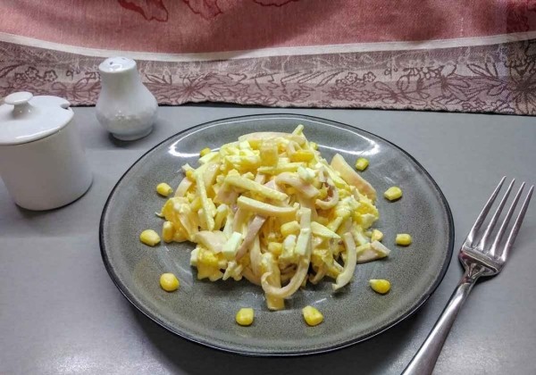 Салат из кальмаров с яблоком и апельсином