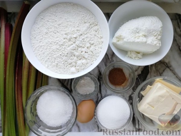 Насыпной пирог с ревенем, творогом и корицей