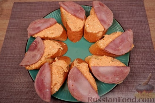 Хлебички (бутерброды с творожной намазкой, ветчиной и сыром)