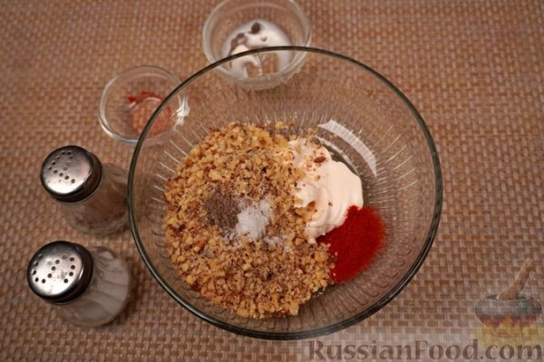 Салат из стручковой фасоли с ореховой заправкой
