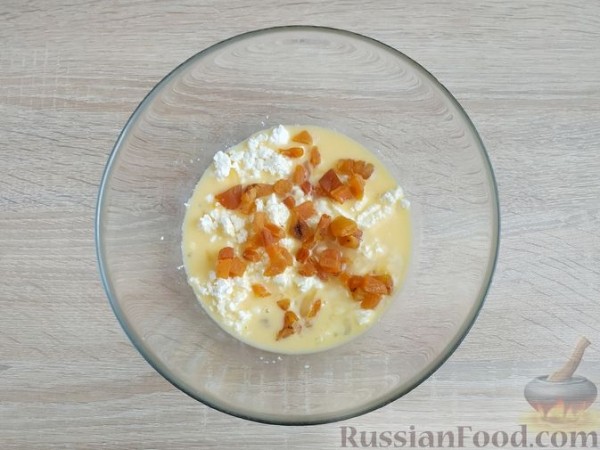 Сладкий омлет с творогом и курагой