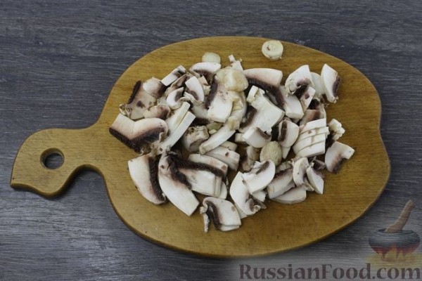 Куриное филе, запечённое с грибами, луком и помидорами