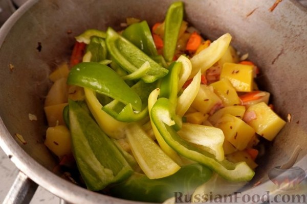 Гуляш с колбасками
