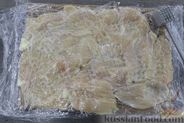 Куриное филе, запечённое с грибами, луком и помидорами