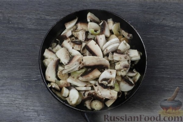 Куриное филе, запечённое с грибами, луком и помидорами